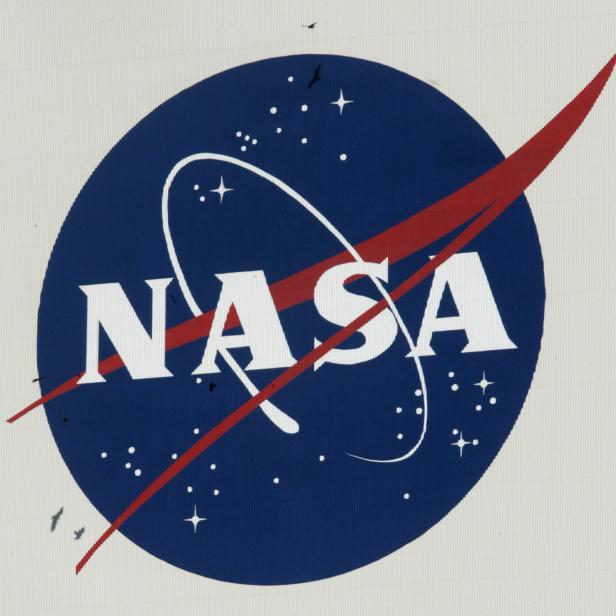 Das Logo der NASA mit Sternen und einem roten, gebogenen Blitz.