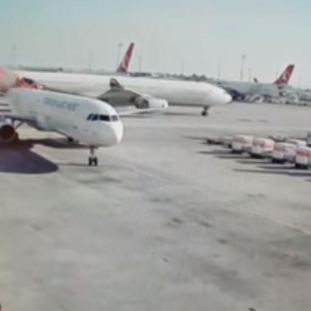 Mehrere Flugzeuge stehen auf einem Rollfeld.