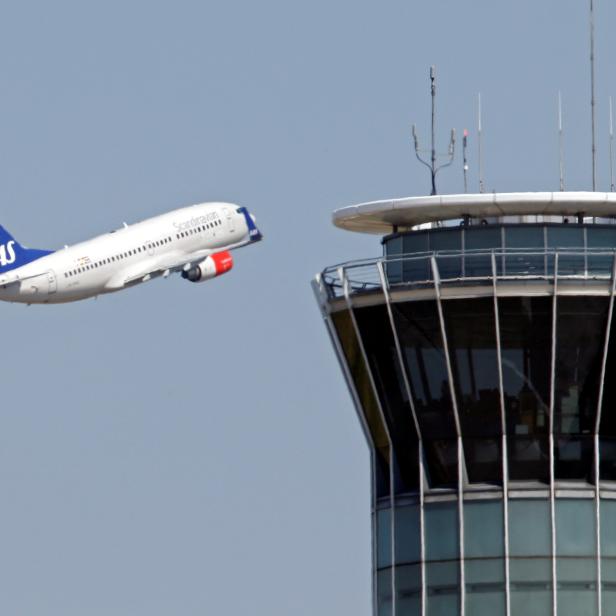 FILE PHOTO -  A Scandinavian SAS airline passenger plane flies near the air traffic control tower at Roissy airport, near Paris