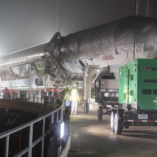 Eine Rakete wird auf einem Tieflader transportiert.