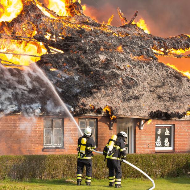 Reetdachhaus in Hamburg in Flammen