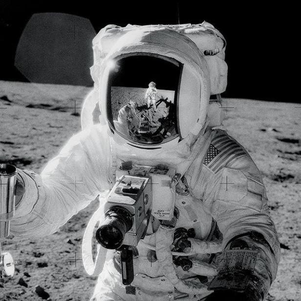 Ein Astronaut steht auf dem Mond und hält eine Kamera.
