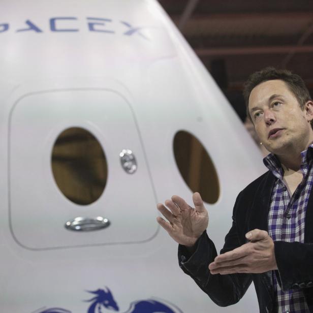 SpaceX-CEO Musk spricht nach der Vorstellung des Raumschiffs Dragon V2 in Hawthorne.