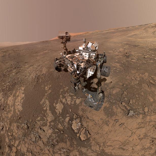 Der Mars-Rover „Curiosity“ erkundet die rote Marsoberfläche.