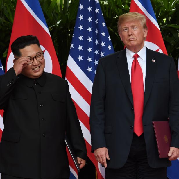 US-Präsident Donald Trump und der nordkoreanische Machthaber Kim Jong-un während ihres Gipfeltreffens im Capella Hotel auf Sentosa Island in Singapur.