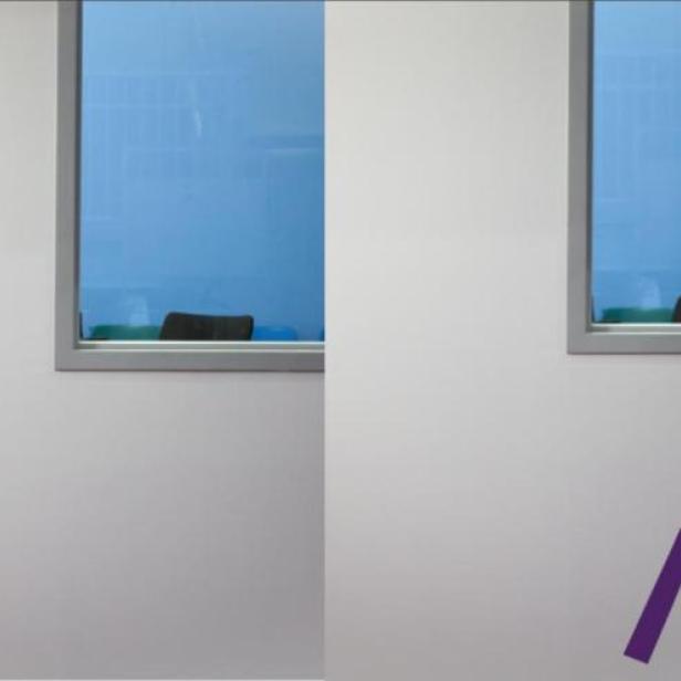 Ein Mann steht hinter einer Glasscheibe, dargestellt durch eine farbige Strichmännchen-Grafik.