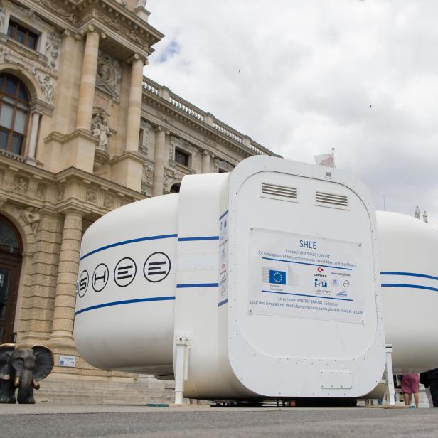 Ausstellung „Our Place in Space. Astronomie und Kunst im Dialog“.