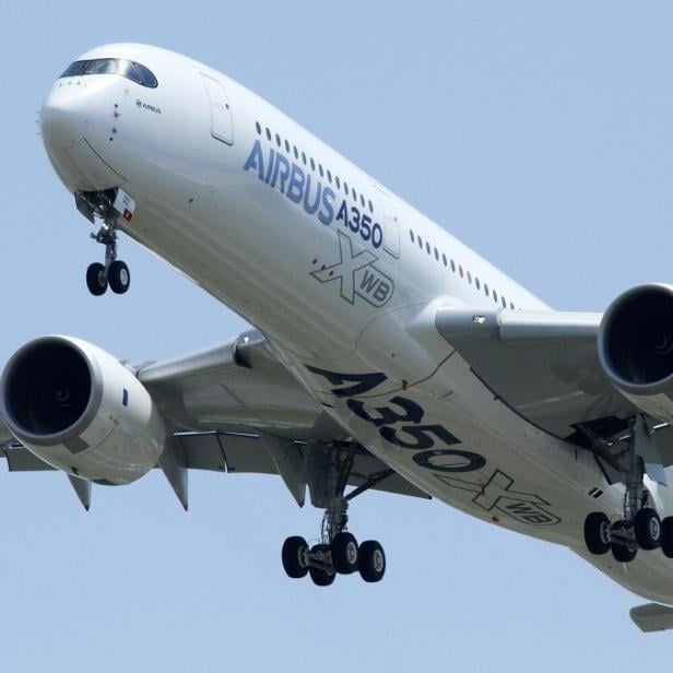 The new Airbus A350 flies over Toulouse-Blagnac airport during its maiden flight in southwestern France, June 14, 2013. At almost $1 million a square metre, big jets are the world&#039;s most expensive real estate, surpassing London&#039;s &quot;Billionaire&#039;s Row.&quot; Little wonder then, that a row over elbow space is sharpening the latest contest between Airbus and Boeing. Picture taken June 14, 2013 REUTERS/Jean-Philippe Arles/File (FRANCE - Tags: TRANSPORT BUSINESS)