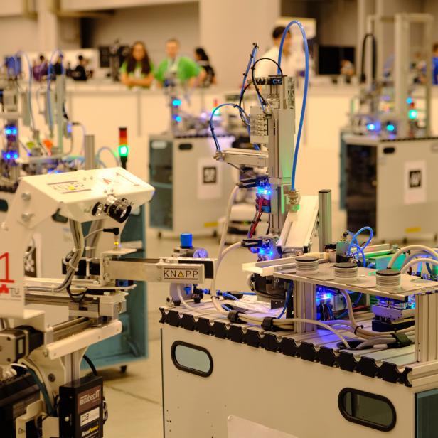 Mehrere fahrerlose Transportsysteme der Firma Knapp in einer Lagerhalle.