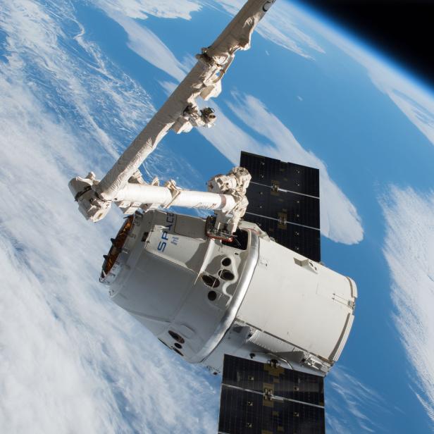 Eine Dragon-Raumkapsel ist an der Internationalen Raumstation angedockt.