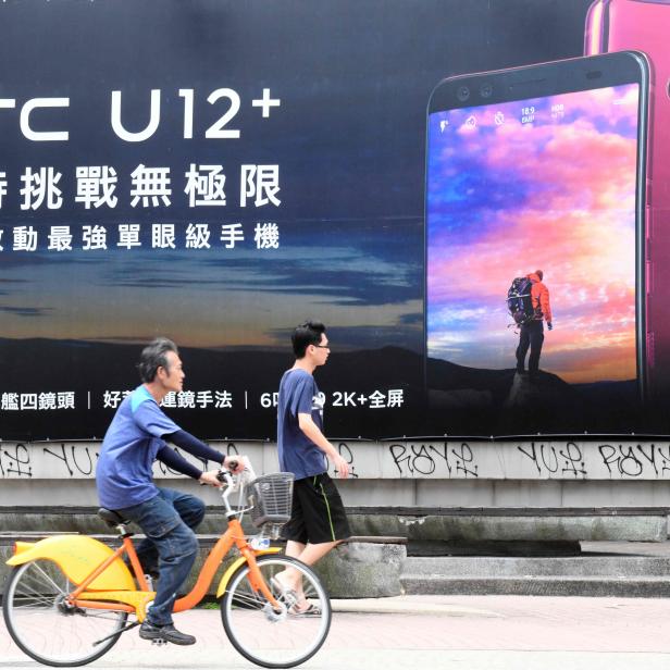 TAIWAN-ECONOMY-SMARTPHONE-HTC-JOBS