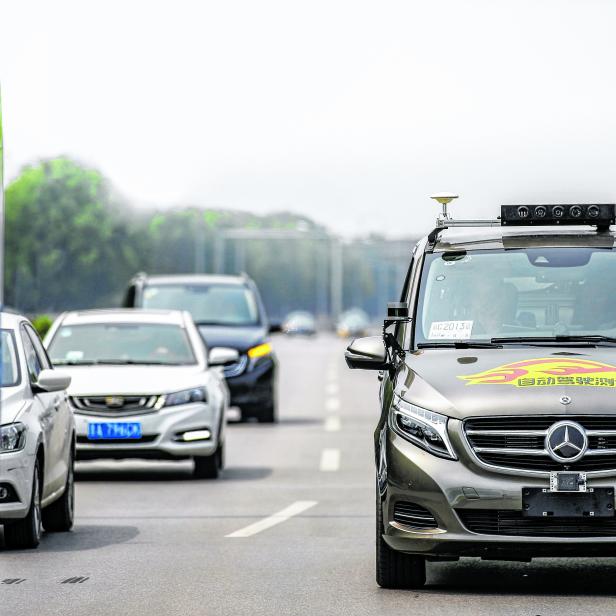 Daimler erhält als erster internationaler Autobauer Genehmigung für Erprobung von vollautomatisierten Fahrzeugen auf öffentlichen Straßen in Peking