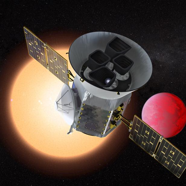 Eine Illustration des TESS-Weltraumteleskops vor einem Stern und einem roten Planeten.