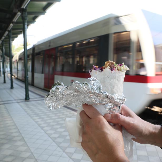 Essen in der U-Bahn 