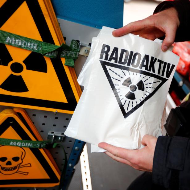 Ein Feuerwehrmann zeigt ein Radioaktivitätsschild während einer Notfallübung namens „Gamma 2017“ in Berlin.