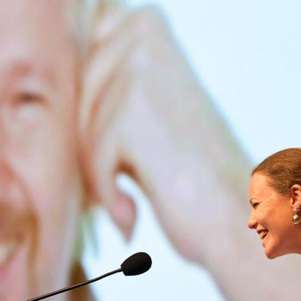 Julian Assange auf der Videowall, Sarah Harrison live am Hackerkongress 30C3.