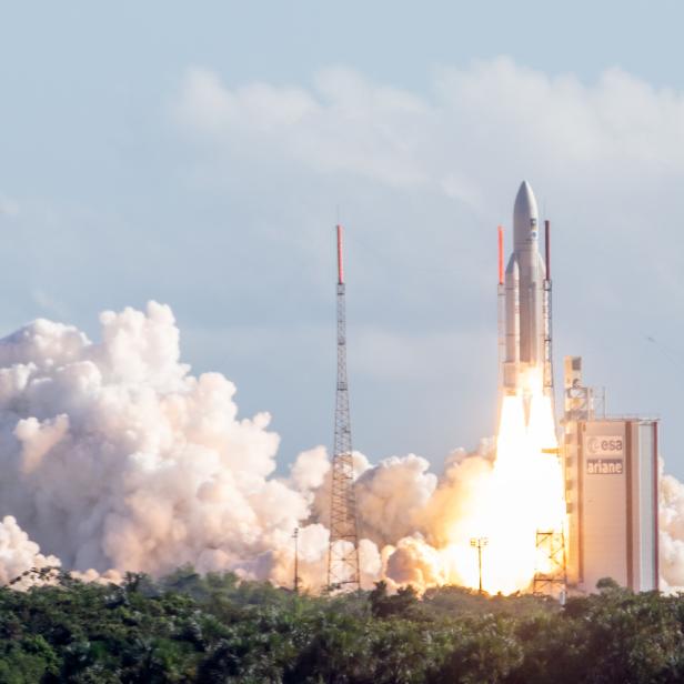 Eine Ariane-Rakete startet von einem Weltraumbahnhof in Französisch-Guayana.