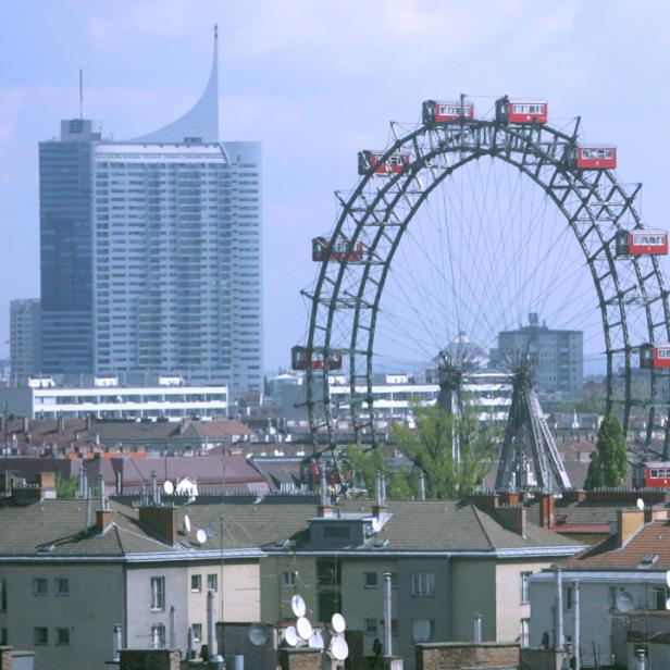 Das Wiener Riesenrad und die Skyline der Stadt Wien.
