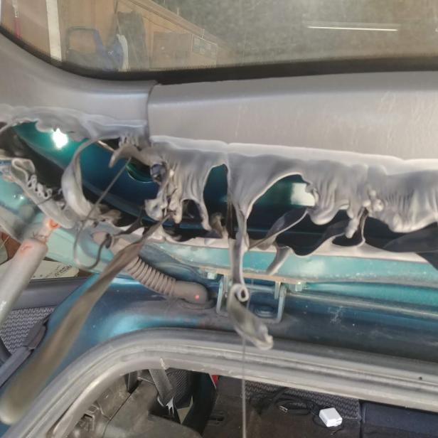 Der Dachhimmel eines Autos löst sich ab.