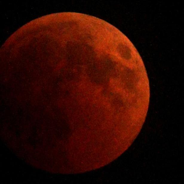 Der Mond kurz vor der totalen Verfinsterung.