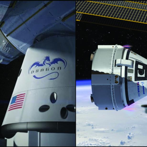 Gegenüberstellung einer Dragon-Raumkapsel und einer Starliner-Raumkapsel im Weltraum.