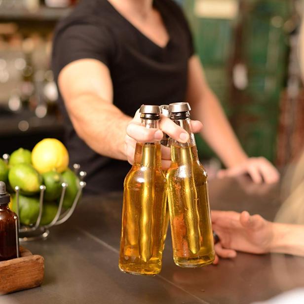 Corkcicle Bierkühler Den umgekehrten Weg zum kühlen Bier geht der : Ein Stab, der in das Tiefkühlfach gelegt und anschließend in die Bierflasche gesteckt wird.