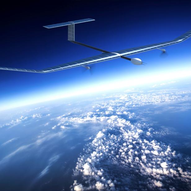 Ein solarbetriebenes Flugzeug fliegt über den Wolken.