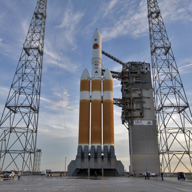 Eine Delta IV Heavy Rakete steht auf einer Startrampe.