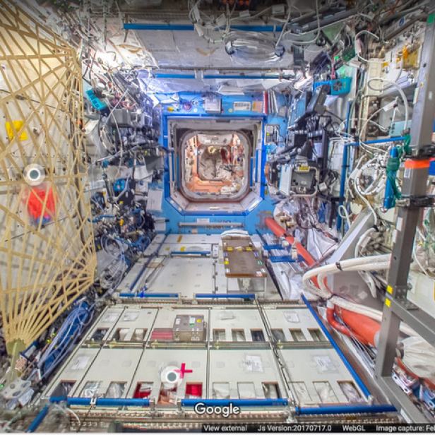 Blick in das Innere der Internationalen Raumstation (ISS) mit Geräten und Kabeln.