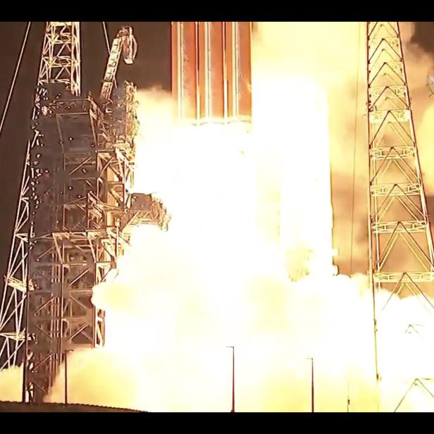 Eine Rakete startet mit einer großen Rauchwolke von einer Startrampe.