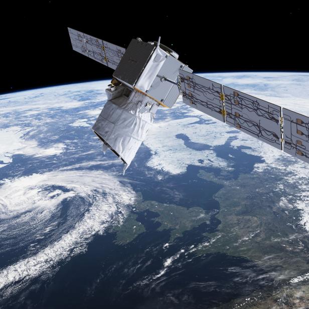 Ein Satellit umkreist die Erde und erfasst ein Sturmsystem.