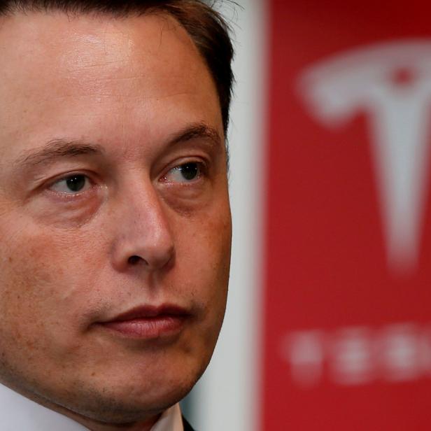 FILE PHOTO:  Tesla Motors Inc Chief Executive Elon Musk pauses during a news conference in Tokyo