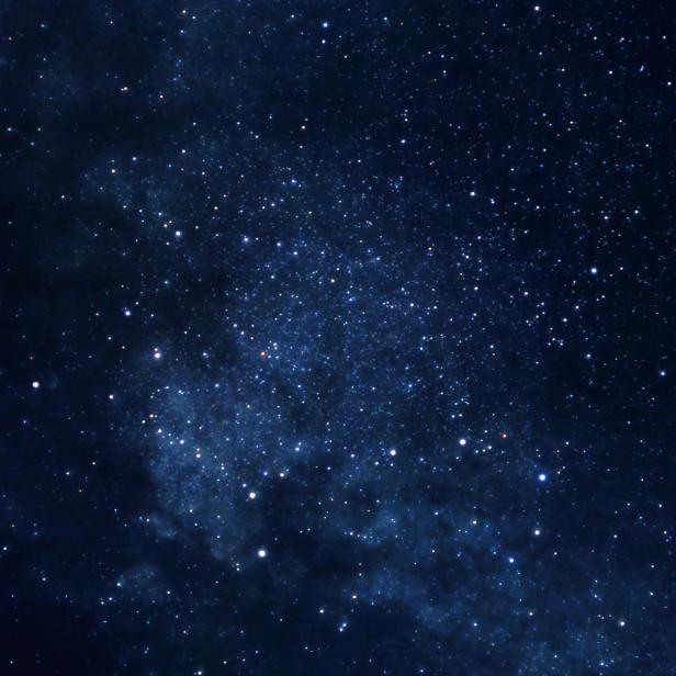 Ein Nachthimmel voller Sterne und kosmischem Staub.
