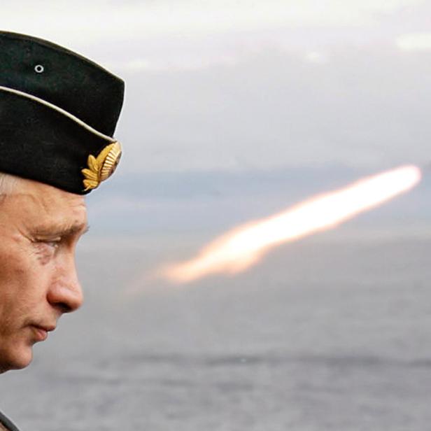 Der russische Präsident Putin beobachtet den Start einer Rakete während Marineübungen in der russischen Arktis.