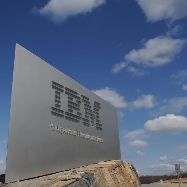 Ein Schild mit dem IBM-Logo vor einem blauen Himmel mit Wolken.