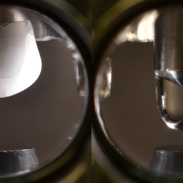 Zwei Nahaufnahmen von Wassertropfen, die an Metallspitzen hängen.