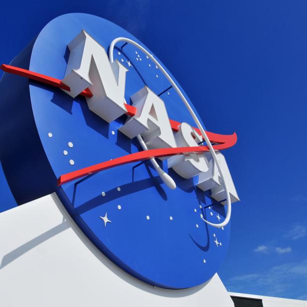 Das NASA-Logo vor einem strahlend blauen Himmel.