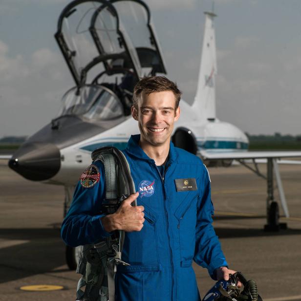 Ein NASA-Pilot steht vor einem T-38 Talon Trainingsjet.