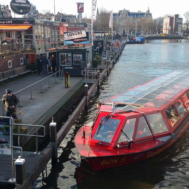 Die &quot;Berlin&quot; fährt ohne Motorengeräusche durch die Grachten von Amsterdam.