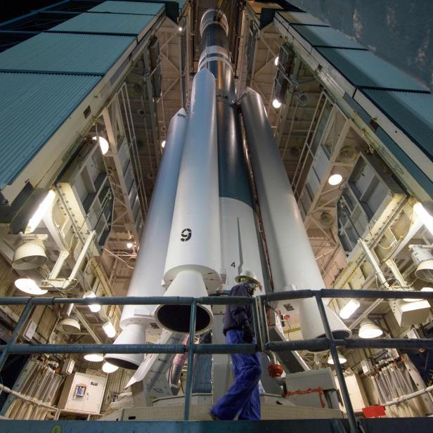 Eine Rakete wird in einer Lagerhalle für den Start vorbereitet.