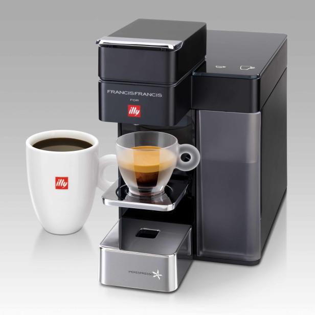 1. Preis: Die Maschine bereitet Kaffee auf zwei unterschiedliche Arten zu (als Espresso und Filterkaffee) – dabei wird praktischerweise aber nur eine Maschine benötigt. Die Y5 Iperespresso „Espresso &amp; Filterkaffee“ kann sowohl mit Espressokapseln, die den Kaffee durch eine Infusionsphase mit nachfolgender Emulsionsphase extrahieren, oder mit Filterkaffeekapseln, die mit Niederdruckextraktion arbeiten, befüllt werden.