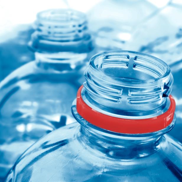 Leere, nasse Plastikwasserflaschen.