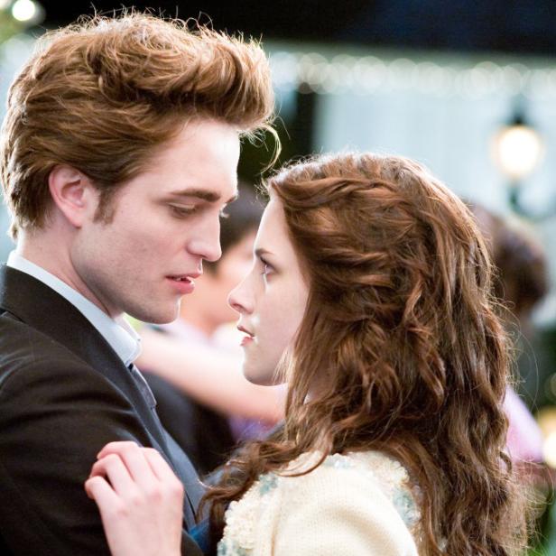 Edward Cullen und Bella Swan schauen sich verliebt an.