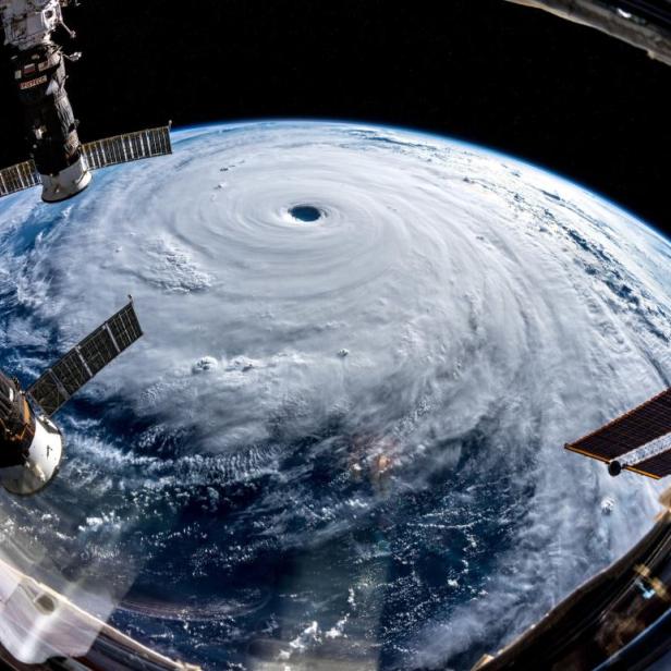 Ein Hurrikan über der Erde, gesehen von der Internationalen Raumstation aus.