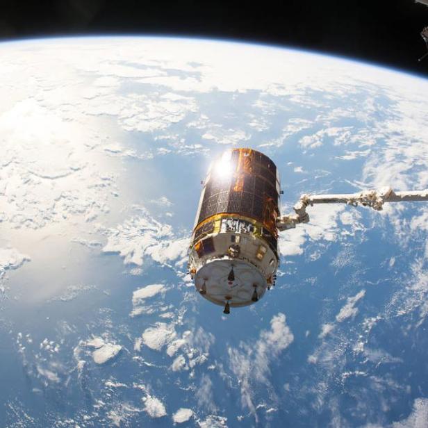 Ein Raumschiff dockt an die Internationale Raumstation vor dem Hintergrund der Erde an.