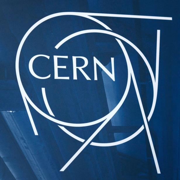 Das stilisierte CERN-Logo in Weiß vor einem blauen Hintergrund.