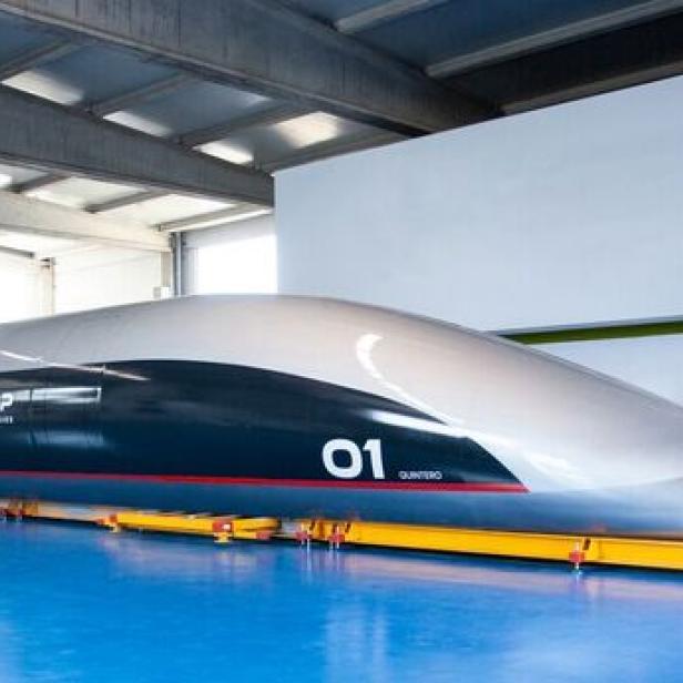 Ein Hyperloop-Pod des Herstellers Hyperloop Transportation Technologies steht in einer Halle.