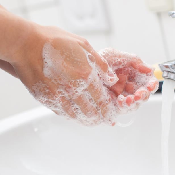 Händewaschen schützt vor Keimen. Es kann aber auch zum Zwang werden.