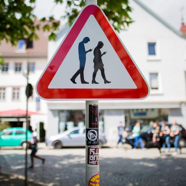 Schild warnt vor «Smombies»