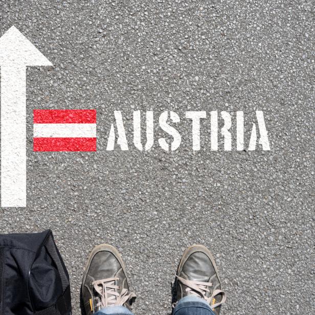 Ein Mann mit dem Koffer reist nach ?ñsterreich